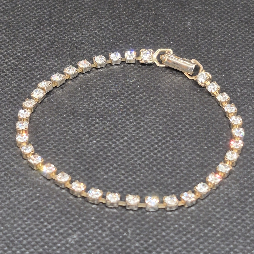 VINTAGE Clear Rhinestones in Gold Tone Setting Tennis Bracelet - Picture 2 of 14